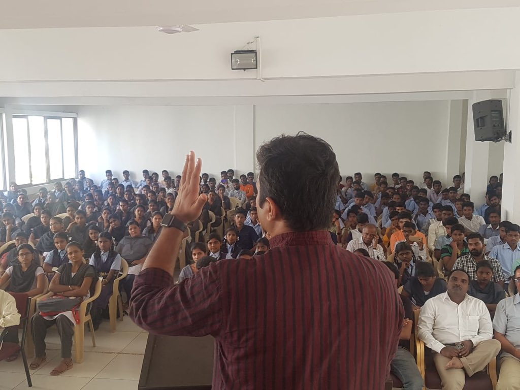 yuva_brigade's tweet photo. #CastYourRight
@astitvam ji addressed KLE College students at Savadatti yesterday and inspired them that it's every citizen's right to cast the vote. https://t.co/2jYQ6OirED