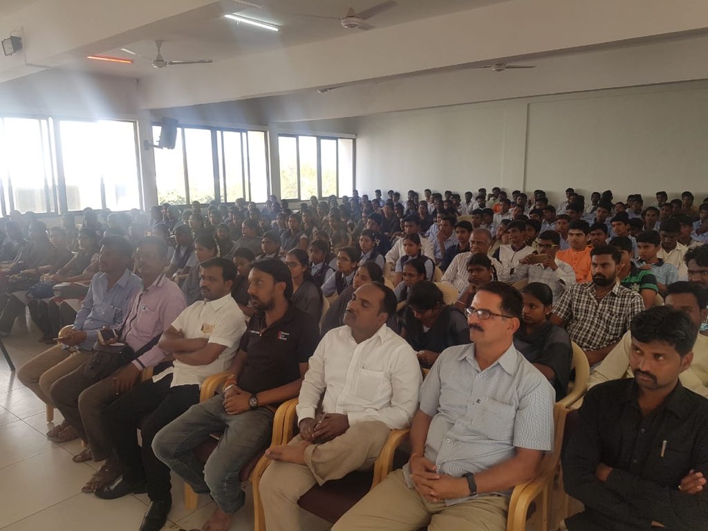 yuva_brigade's tweet photo. #CastYourRight
@astitvam ji addressed KLE College students at Savadatti yesterday and inspired them that it's every citizen's right to cast the vote. https://t.co/2jYQ6OirED