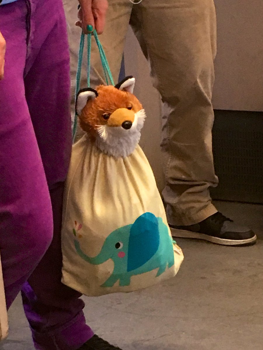 MaluThom's tweet photo. Bunte #Tierwelt in der berliner S-Bahn oder wie der blaue #Elefant dem #Fuchs an den Kragen ging. 🐘🦊 #gutenmorgenberlin https://t.co/XCyLeFGSd8