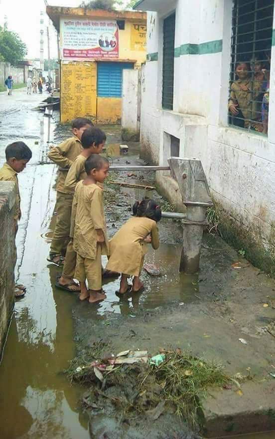ManishM33526983's tweet photo. कुंभ मेले के लिए 4200 करोड़ रुपये और शिक्षा के लिए बजट कम कर दिया गया
#सबका_साथ_सबका_विकास 
@narendramodi @AmitShah @arunjaitley https://t.co/rOw7Iivome