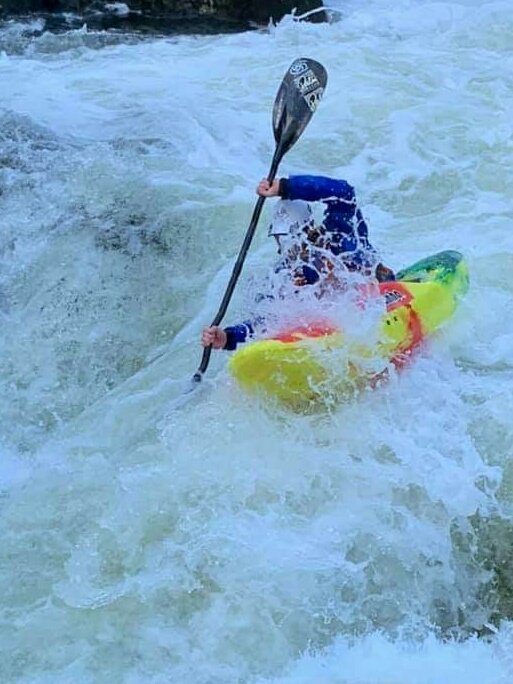 TomPCoaching's tweet image. #fastisfun! Essential in snow melt, along with my @palmequipment suit.. @selectpaddles @PyranhaKayaks cheers Charlie from @OVMRO for the pic