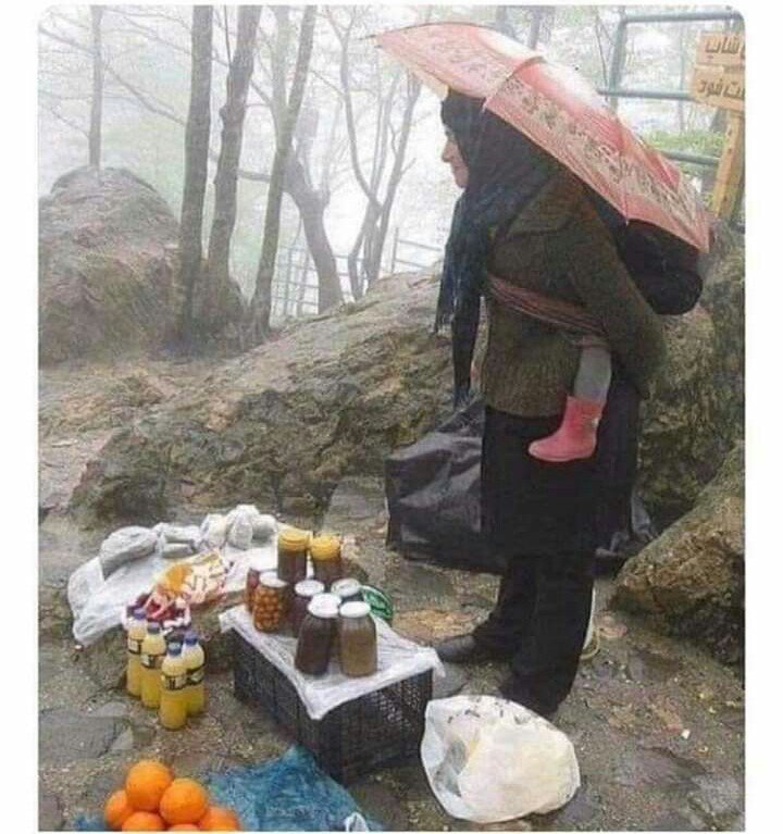 Yol kenarlarında, pazarlarda böyle soydaşlarımızdan alışveriş yapın. Bu insanlar ticaret yapmıyor, dişinden tırnağından arttırdığı kadarı ile geçinmeye çalışıyor.