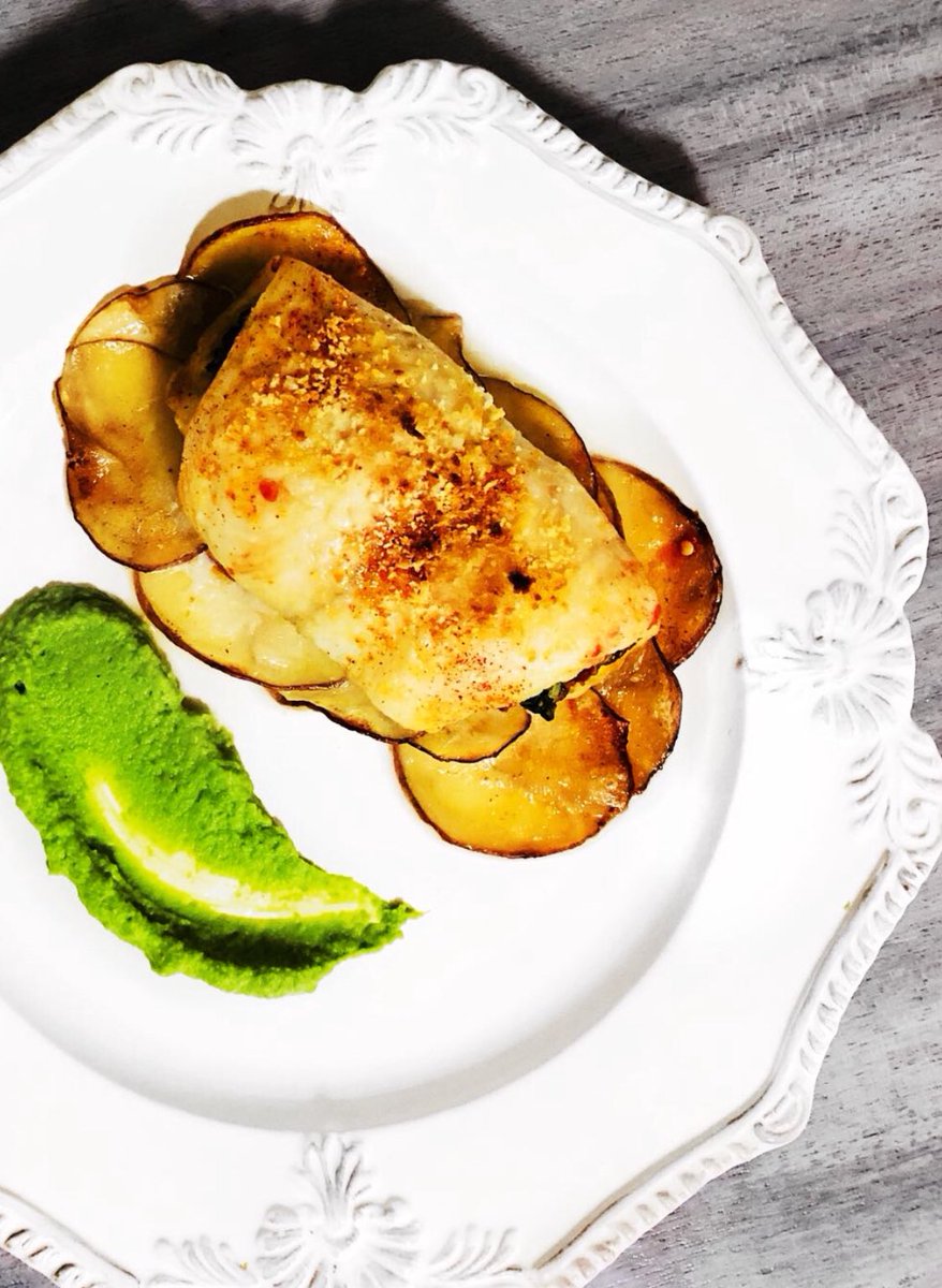 rosetteibra's tweet photo. Stuffed (herbs/harissa) fish fillet on top of roasted potato slices with a pea purée. Flavour 💥💥#madebyme #homecook #seafood #potatoes #dinner #mkraus #yumm https://t.co/BftKTXZAU7