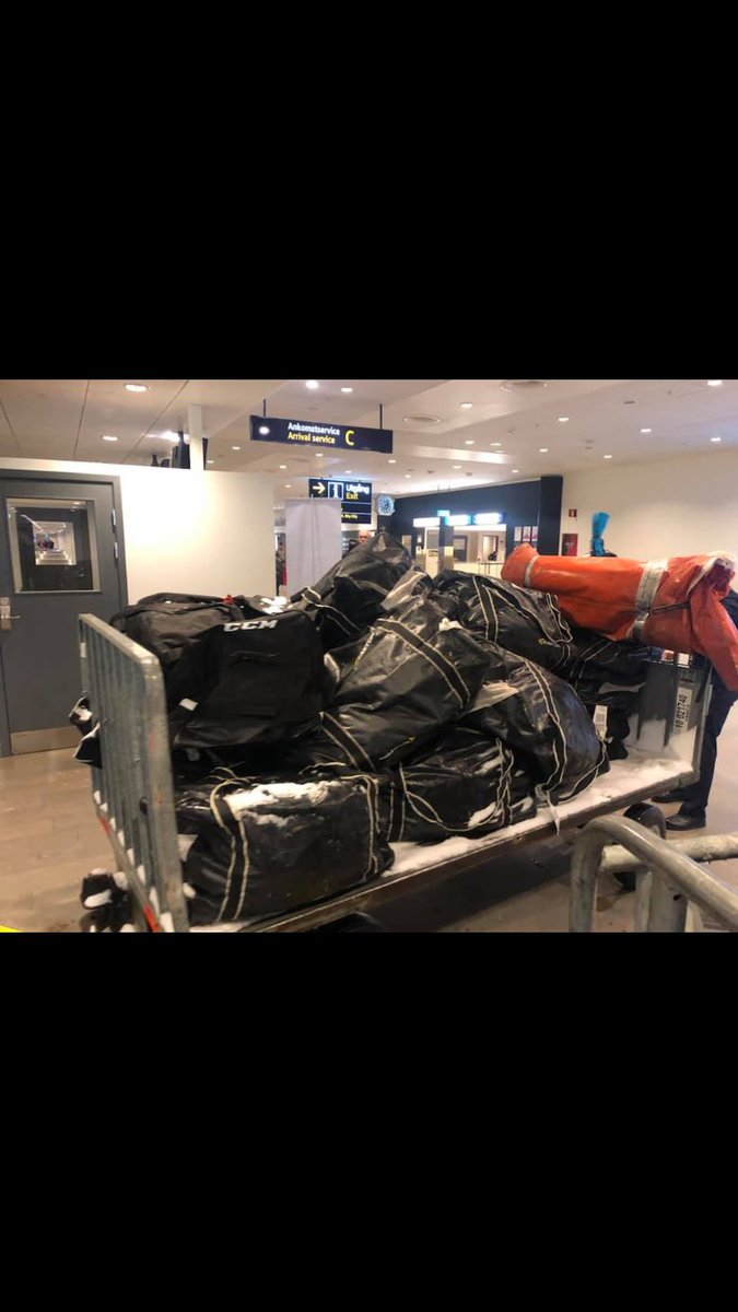 DaRachidi's tweet photo. Vill ni höra nåt sjukt?
Våran utrustningen är funnen då en utav våra materialare fick åka till Arlanda själv och förklara vart vi såg våran utrustning senast. Utrustningen har stått utomhus sen i söndags och ingen på SAS har lagt märke till att vi har saknat den. Sjuka SAS! https://t.co/OuTo67uLu7