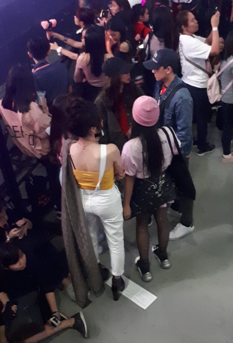ForElNella_'s tweet photo. @Only_Mayward @maymayentrata07 I saw edward and mamay sa concert. And gustong gusto ko yung vinivideohan sya ni Edward habang sumasabay sa kanta ng blackpink. Ang goals. Sa baba lang namin sila.😭 https://t.co/mGBBBhXpy1
