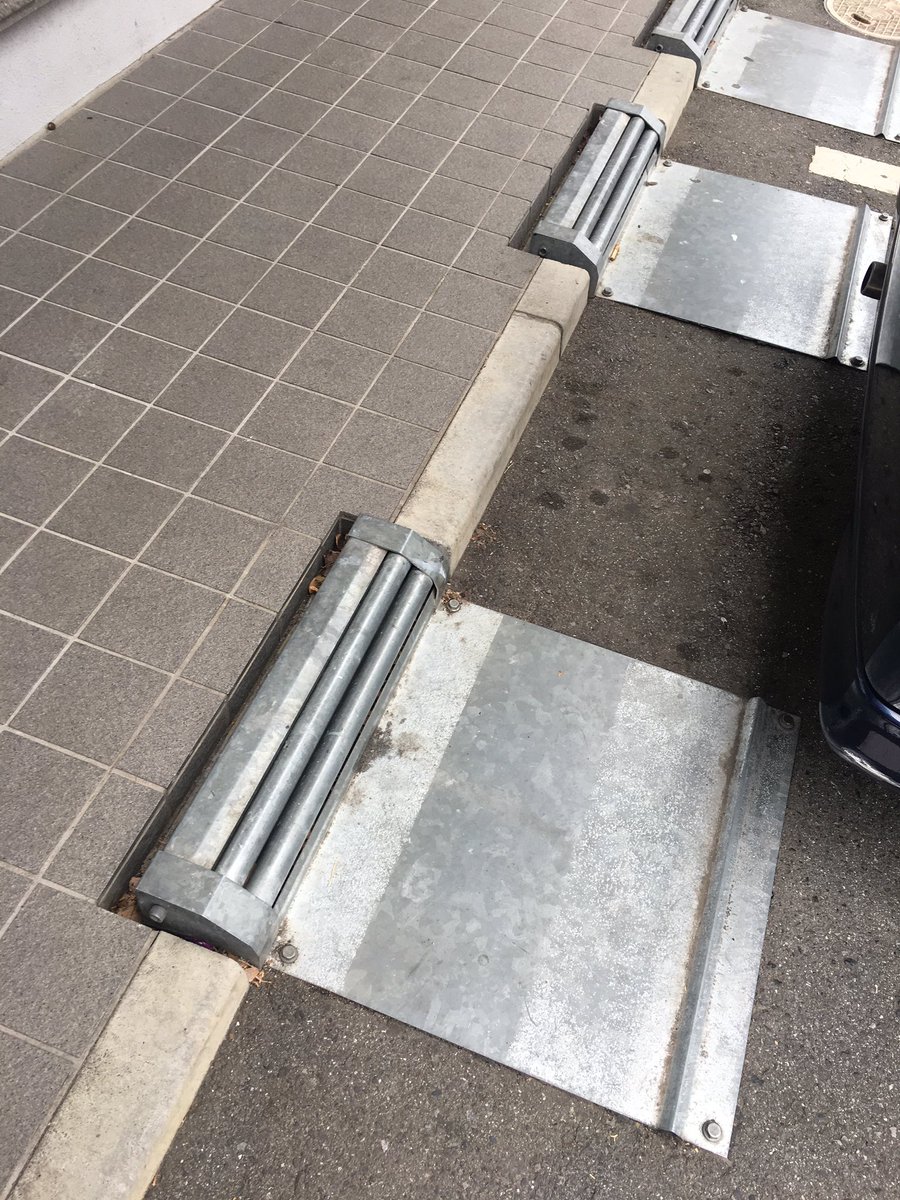 コンビニの駐車場のタイヤ止めに プリウスアタック 防止のためのローラーが付いていた この程度でミサイルが止まるものか Togetter コンビニの駐車場のタイヤ止めに プリウスアタック 防止のためのローラーが付いていた この程度でミサイルが止まるものか Togetter