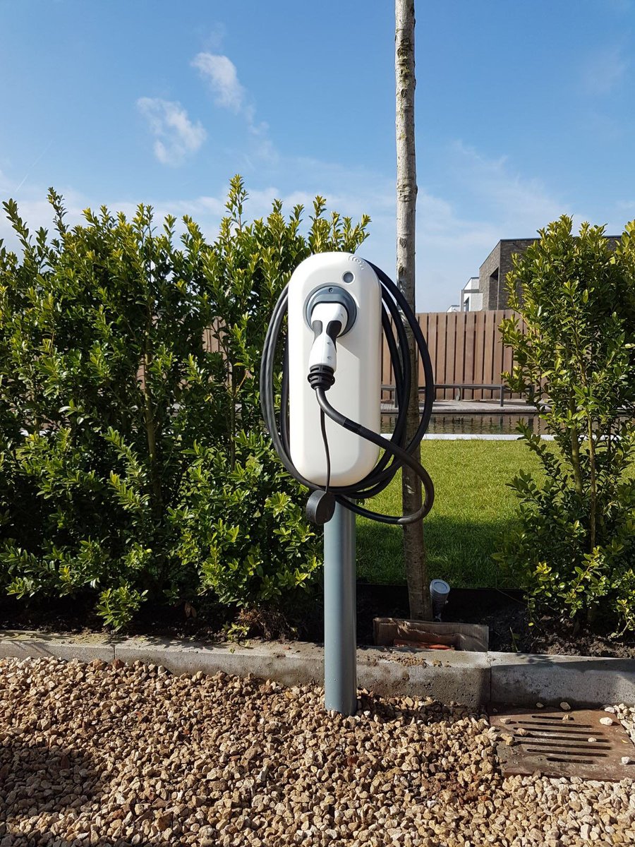 swecobelgium's tweet photo. Duurzame #mobiliteit zit in het DNA van #Sweco. Zo zijn onze kantoren uitgerust met laadpalen voor #elektrische wagens. We hebben ook een kaderovereenkomst met #ChargePro, zodat onze medewerkers makkelijk thuis een #laadpaal kunnen installeren. Lees meer: https://t.co/wljUSexXg8 https://t.co/57WiY4Iwjt