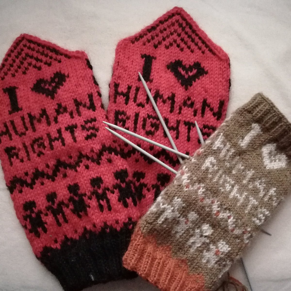 Muksunen's tweet photo. Valmistui #lapaset mieskokoa. Tekeillä #kynsikkäät. Ihan oma #design. #ILoveHumanRights @neulomo #Novita #7veljestä ja #nallelanka #ihmisoikeudet kuuluvat kaikille. Niitä saa ja pitää puolustaa. https://t.co/8b5anOQYA9