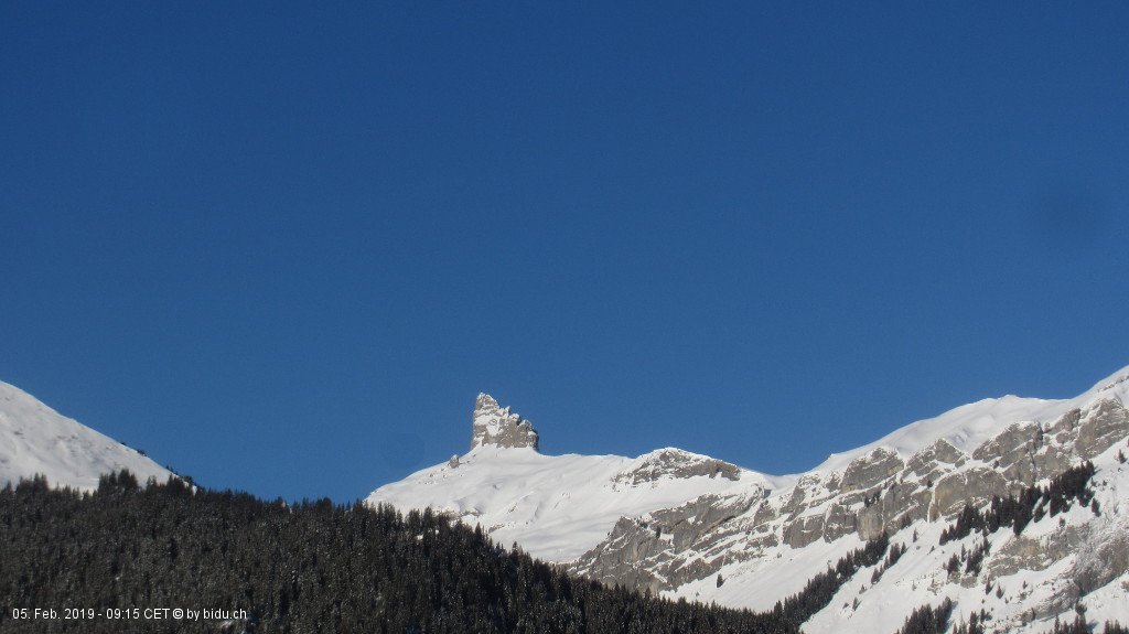 #Wengen - There are fantastic snow and weather conditions these days. View to the #Lobhorn as seen from the village.