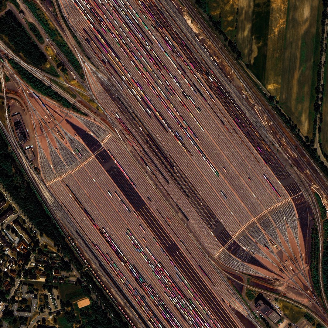 EUSPACEIMAGING's tweet photo. Maschen Marshalling yard located near #Hamburg is the largest #MarshallingYard in Europe which is no surprise given its proximity to the Port of Hamburg, aka the Gateway to the World. 
Captured with WorldView-3 © @EUSPACEIMAGING https://t.co/yWJJli47Pv