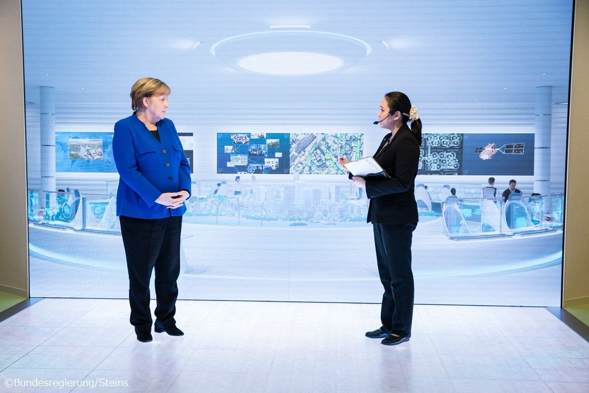 GermanyinJapan's tweet photo. 訪日中の #メルケル首相 は5日、NEC本社 @NEC_jp_pr を訪問し、同社が新設する展示空間「フューチャー・クリエイション・ハブ」で #AI（ #人工知能 ）など最先端技術についてのプレゼンテーションを受けました。
#来る来るメルケル https://t.co/rQbOD942zQ