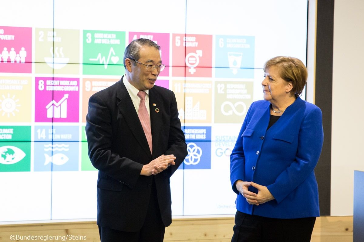 GermanyinJapan's tweet photo. 訪日中の #メルケル首相 は5日、NEC本社 @NEC_jp_pr を訪問し、同社が新設する展示空間「フューチャー・クリエイション・ハブ」で #AI（ #人工知能 ）など最先端技術についてのプレゼンテーションを受けました。
#来る来るメルケル https://t.co/rQbOD942zQ