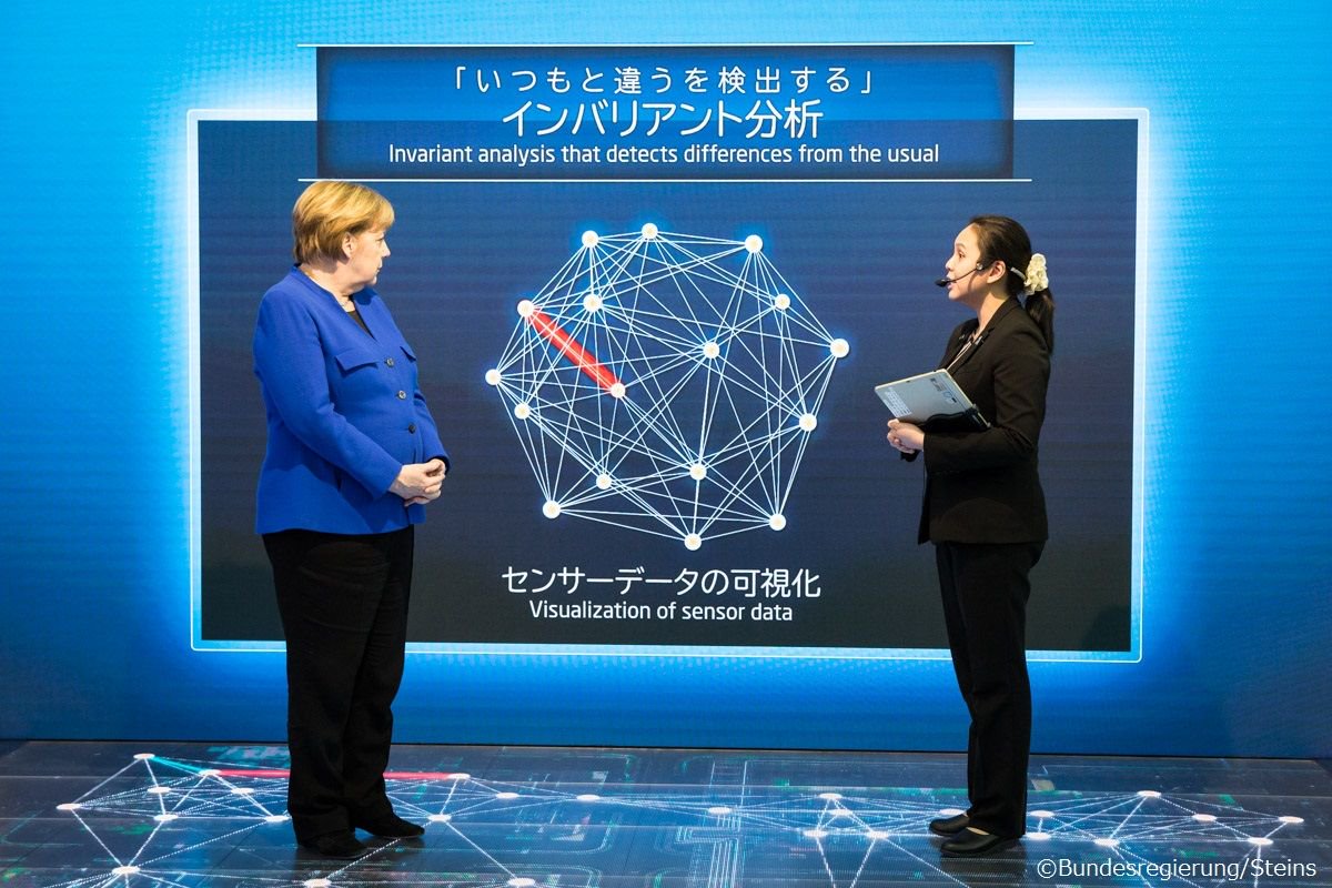 GermanyinJapan's tweet photo. 訪日中の #メルケル首相 は5日、NEC本社 @NEC_jp_pr を訪問し、同社が新設する展示空間「フューチャー・クリエイション・ハブ」で #AI（ #人工知能 ）など最先端技術についてのプレゼンテーションを受けました。
#来る来るメルケル https://t.co/rQbOD942zQ