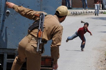 Ibrahim07285380's tweet photo. #KashmirSolidarityDay
Thier stone are more powerfull then your buletts! https://t.co/rKiP7dD8fu