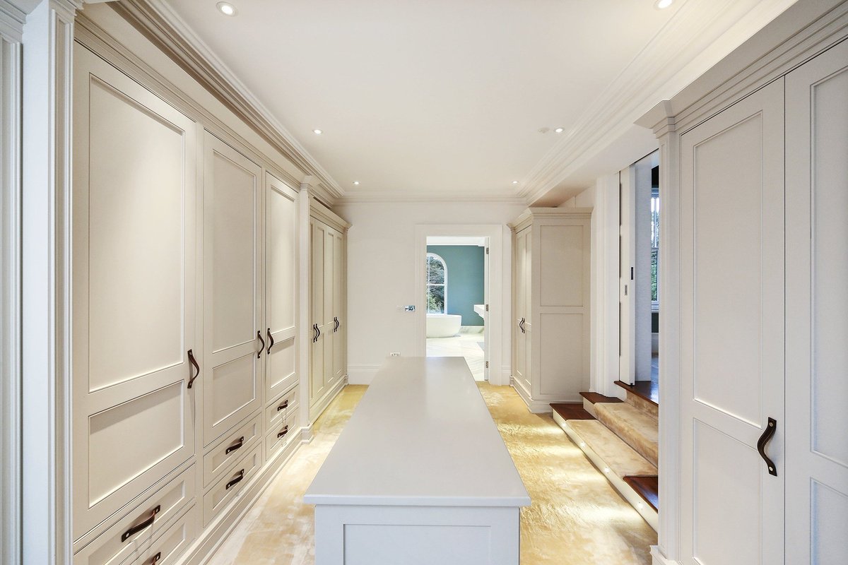 johndwoodandco's tweet photo. This weeks #PrimeProperty is a substantial elegant #doublefronted #Georgian style #house, offering approx. 6,843 sq ft of accommodation set over three floors.
#johndwoodandco #Weybridge #forsale
For more info see: https://t.co/NauulAMVMs https://t.co/JIrUXolQ2s