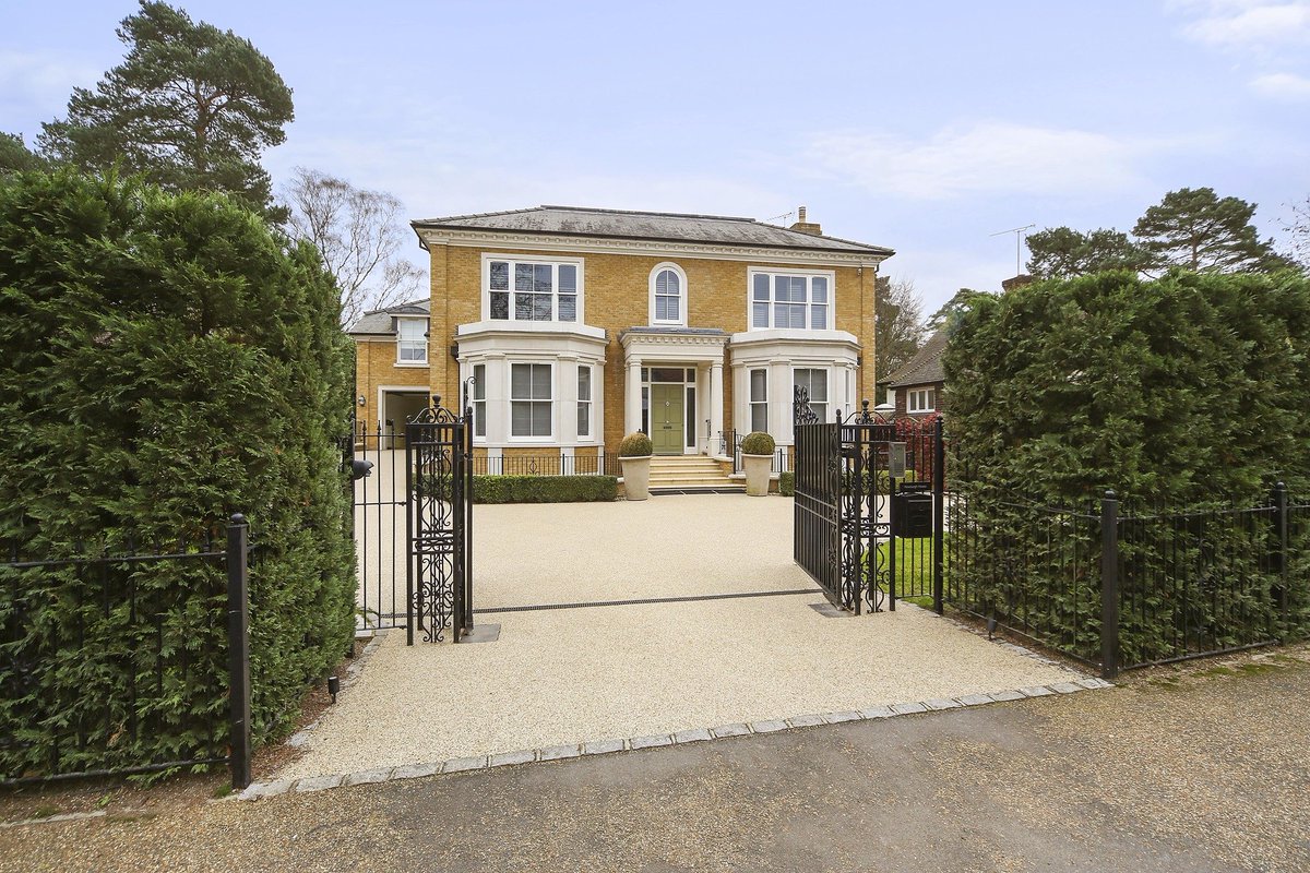 johndwoodandco's tweet photo. This weeks #PrimeProperty is a substantial elegant #doublefronted #Georgian style #house, offering approx. 6,843 sq ft of accommodation set over three floors.
#johndwoodandco #Weybridge #forsale
For more info see: https://t.co/NauulAMVMs https://t.co/JIrUXolQ2s