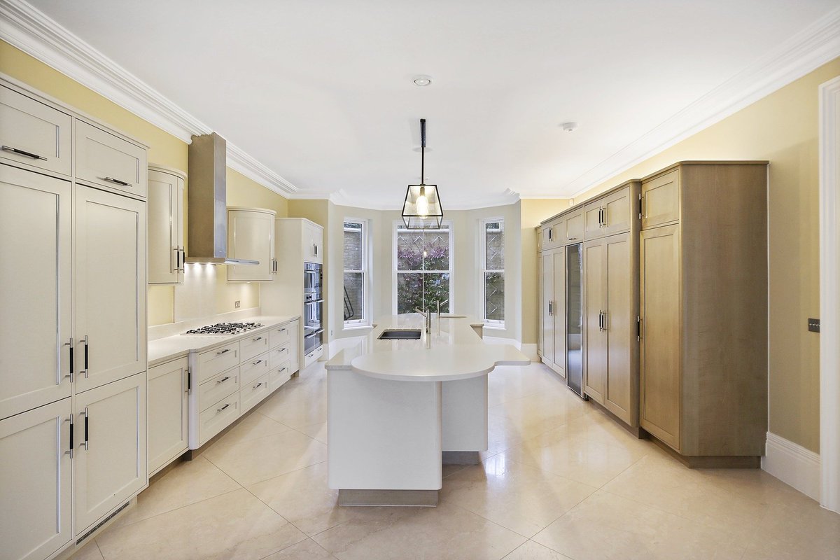 johndwoodandco's tweet photo. This weeks #PrimeProperty is a substantial elegant #doublefronted #Georgian style #house, offering approx. 6,843 sq ft of accommodation set over three floors.
#johndwoodandco #Weybridge #forsale
For more info see: https://t.co/NauulAMVMs https://t.co/JIrUXolQ2s