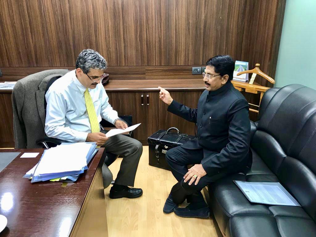 MPMuralimohan's tweet photo. న్యూఢిల్లీ : మోరంపూడి ఫ్లైఓవర్ నిర్మాణం తక్షణమే చేపట్టాలని నేషనల్ హైవేస్ అథారిటీ చైర్మన్ శ్రీ సంజీవ్ రంజన్ గారిని కలిసి వినతి పత్రం సమర్పిచిన రాజమహేంద్రవరం ఎం.పీ శ్రీ మాగంటి మురళి మోహన్ గారు
https://t.co/ewWFSD3Czt
#tdp #mp #rajahmundry #flyover #morampudi https://t.co/JJwXBLmnbb