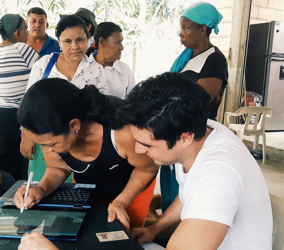 Kadaster_Int's tweet image. Public inspection in Colombian village Los Mandarinos. This inspection is part of the land formalisation project #LandinPeace. Two months ago Dutch Prime Minister Rutte visited exactly this place to hand out the first land titles. The project continues with fresh energy!
