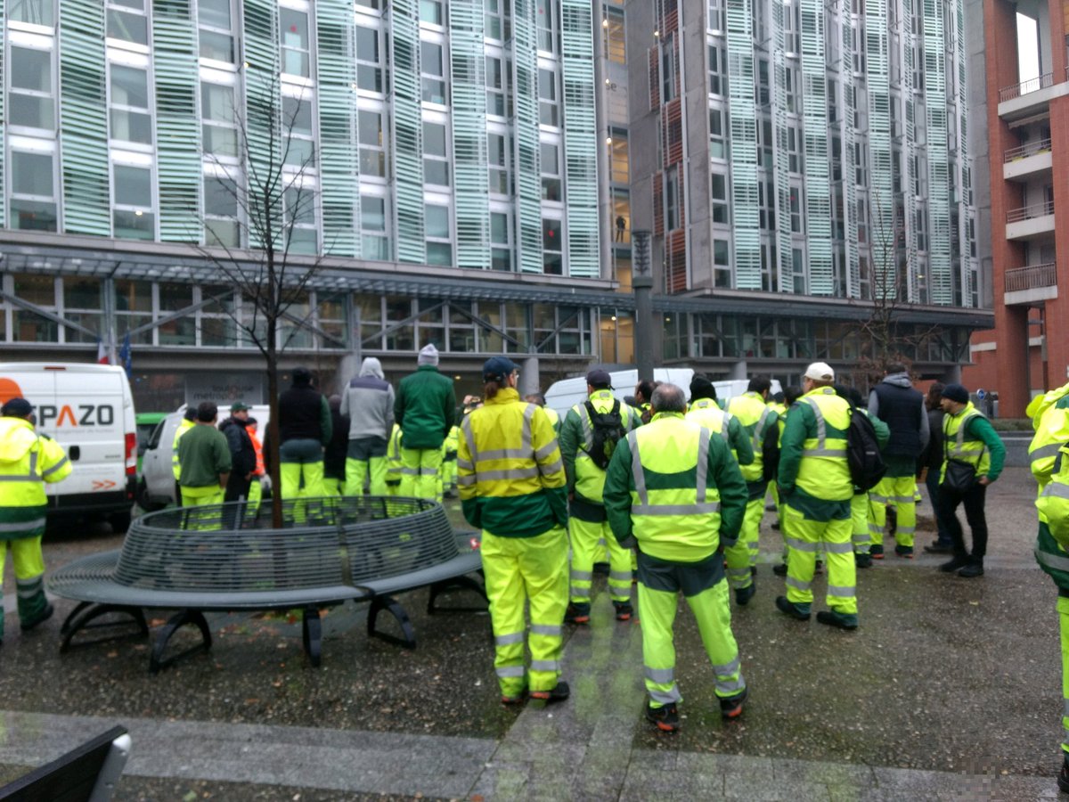ClasseCollectif's tweet photo. Les éboueurs de Toulouse en #greve à #Toulouse contre la suppression des tournées ! #GiletsJaunes #PourLaGrèveGénérale https://t.co/9T62BehGDs