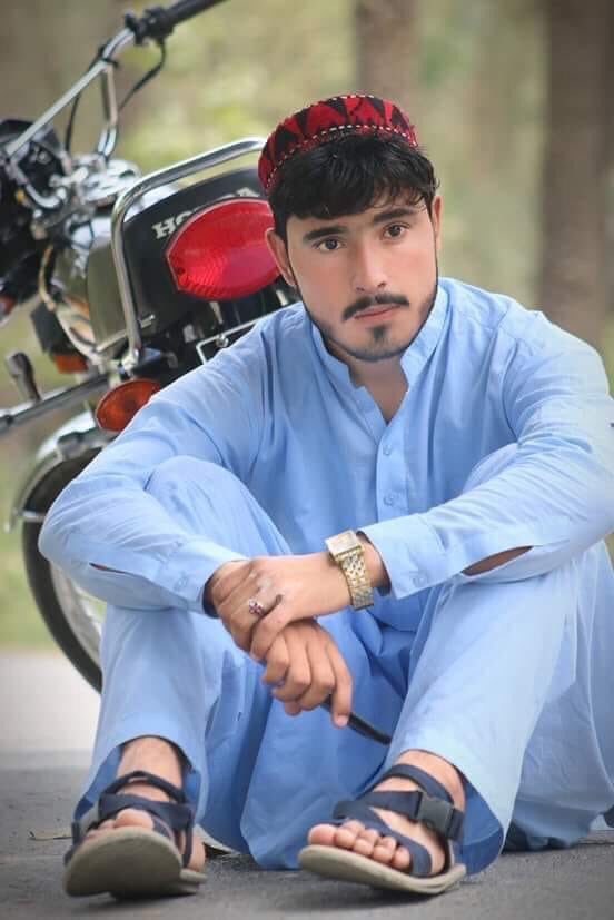 PashtunTM_Offi's tweet photo. #PTM کے سپورٹر اور 9th کلاس کے طالب علم احتشام بیٹنی کو بھکر میں سکیورٹی اداروں نے بھکر سے اغوا کیا ہے اور دوسرے بھائی خیام کو گرفتار کرنے کی کوشش کی جا رہی ہے ہم پنجاب میں ان سرکاری غنڈوں کی غنڈہ گردی مزید نہیں چلنے دی گے
#ReleaseIhtishamBaittani 
#StateKilledArmanLoni https://t.co/LcBXQOeKOj
