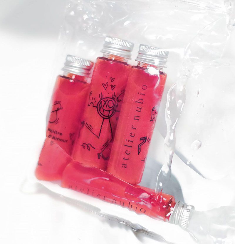 Le shot "Philtre d'Amour" débutera toutes les cures en février. Carotte, poire, gingembre frais, citron, canneberge, il (r)éveille la sensualité - et préserve les cellules du stress oxydatif. Design original de @andresaraiva#saintvalentin #philtredamour #organiccertified