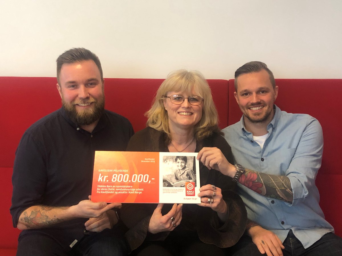 I går kunne vi endelig overrekke deler av ansattgaven 2018 til <a href="/barnavrus/">Barn av Rusmisbrukere</a> , som jobber direkte med barn fra rusbelastede familier. Gjennom en anonym chattetjeneste, likemannssamtaler og politisk arbeid, hjelper de mange barn og unge hver eneste dag!