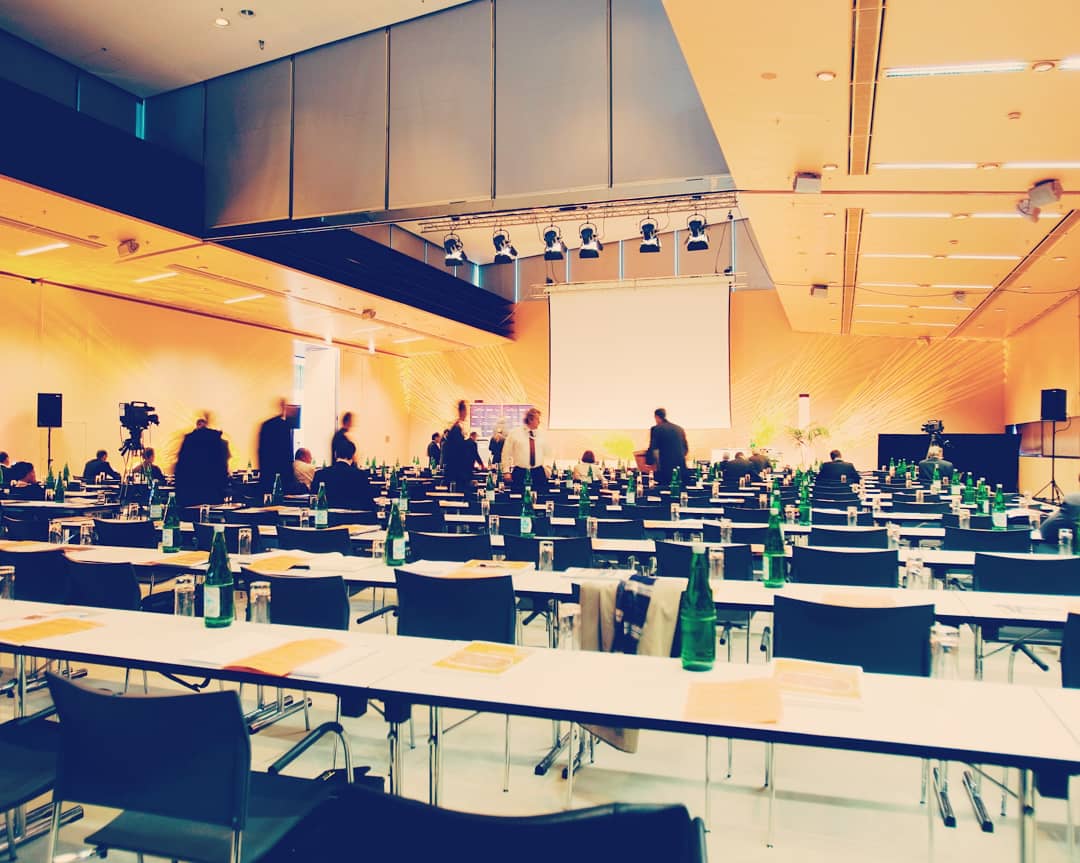 mcg_graz's tweet photo. Fans der @pantone Colour of the Year - Living Coral? 🧡 Wir hätten da einen hübschen Raum für euch! 😉

#saal1 #ForYourIdeas #colouroftheyear #coy2019 #livingcoral https://t.co/DDwLnOO08Y