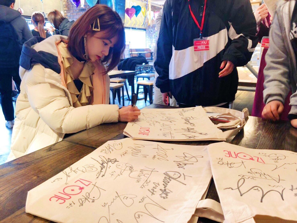 SHIBUYA109NET's tweet image. ❣️🍫 IZ*ONEプレゼント企画🍫❣️

抽選で3名様に『IZ*ONEサイン入りトートバッグ』をプレゼント✨

109限定のトートバッグに12人全員の直筆サインが入った激レアグッズ😍

&amp;lt;応募方法&amp;gt;
⑴@SHIBUYA109NETをフォロー
⑵このツイートをRT

締切は2月24日24時💓

#IZONE109Valentine
#IZONE
#109プレゼント