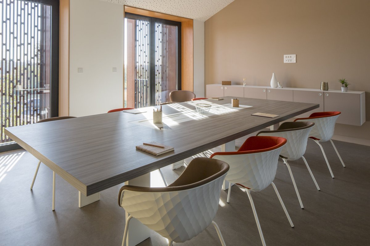 Réalisation by <a href="/LBC_off/">LBC</a> gamme Mahia, Métalmobil et Interstuhl #workspace @Metalmobil <a href="/Interstuhl/">interstuhl</a> #designer