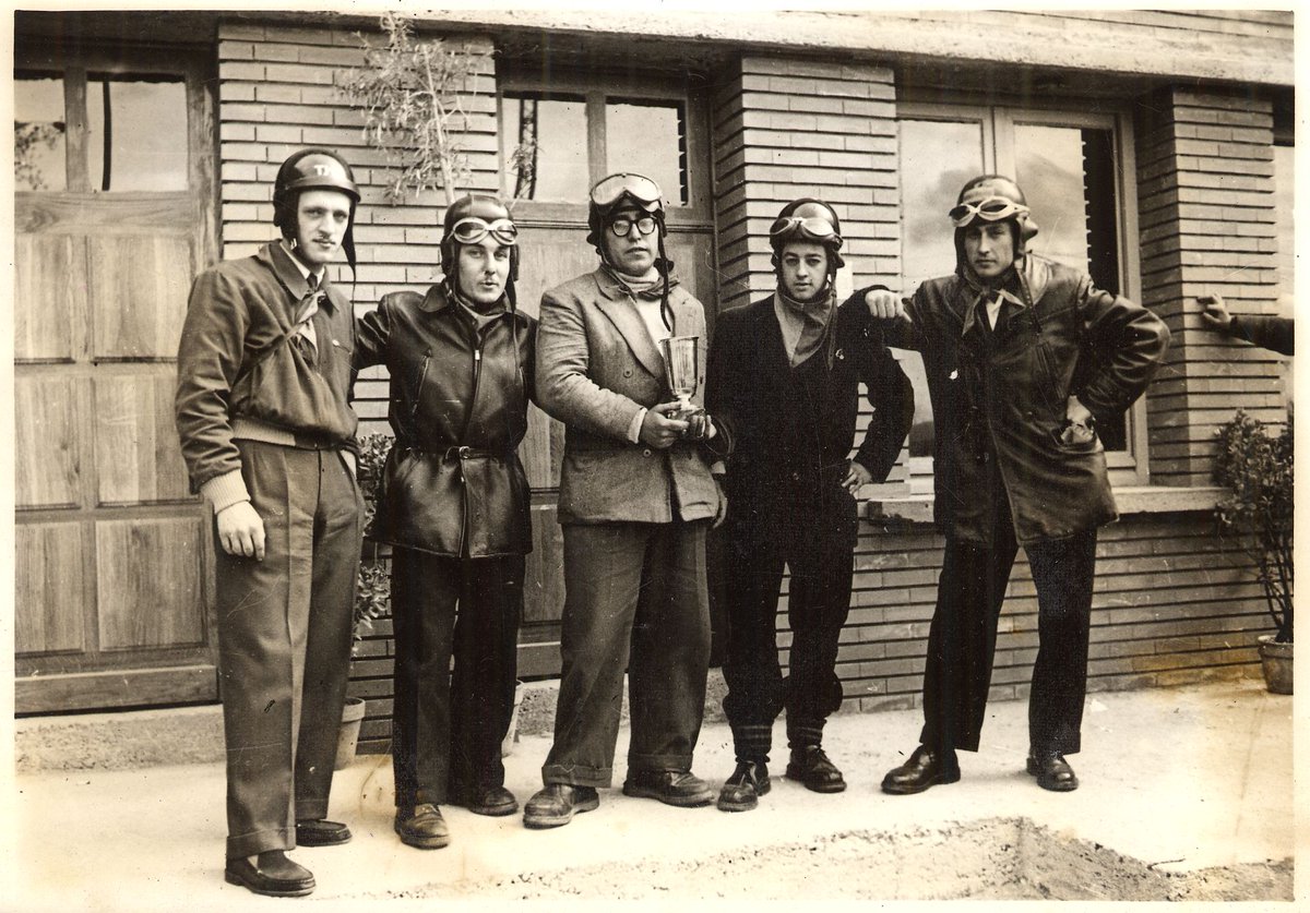 ToulouseArchive's tweet photo. 5 février 1953 : Réunion du club de motocross #ToulouseMotoSport.
#Archives #Photographie #ANousLaCoupe #EnAttendantLeBolDOr
📸 Cliché #ÉmileGodefroy : https://t.co/k6EMGDTEa7
➡️ Pour en savoir plus : https://t.co/9Aeg7OwvVm https://t.co/pEwUPpZq5O