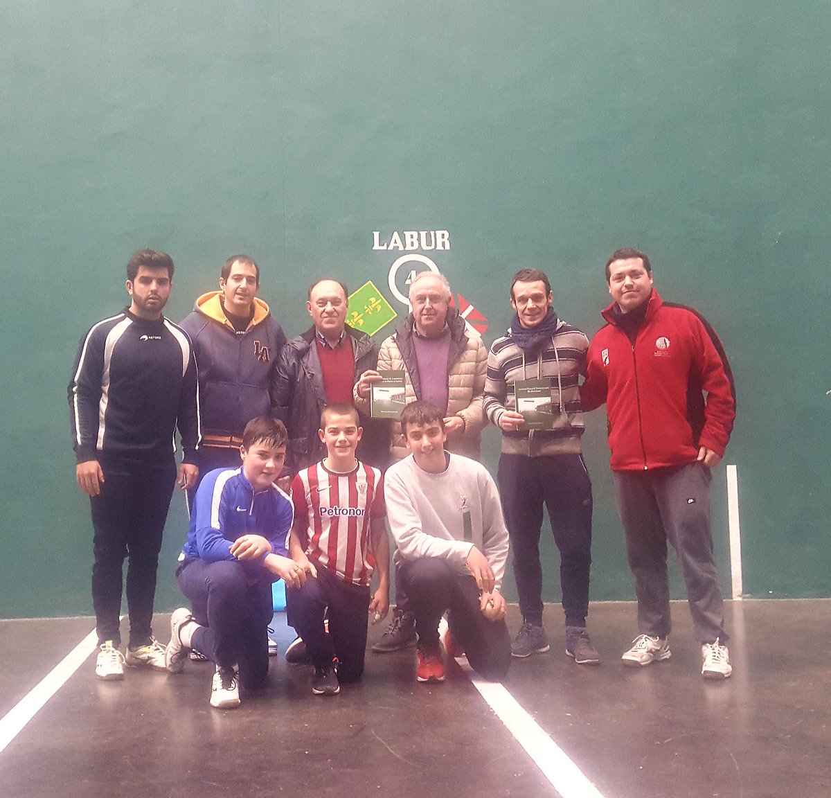 EuSport3's tweet photo. #LezamakoPilotaElkartea #LezamakoEskualdeTxapelketa #60.Urteurrena #Finalak #Otsailak22 l
#Komunikazioa #Erreferentzialtasuna #Prestigioa #KirolEkitaldiakEuskaraz #Sentsibilizazioa #HizkuntzaOhiturenAldaketa
#LezamanKirolaEreEuskaraz #GuErePrest
#TxorierrikoMankomunitatea https://t.co/4OmptILfzO