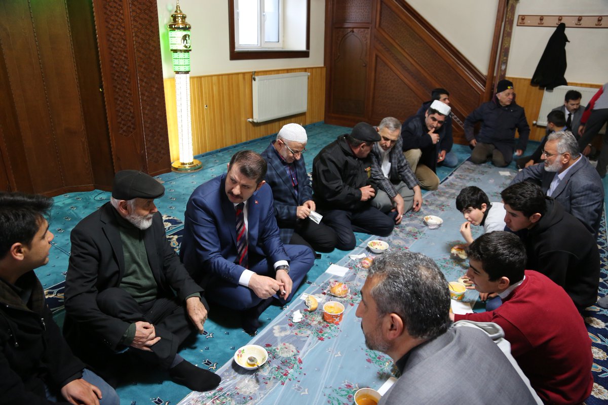 2⃣ Bu kapsamda hazırlanan projenin ilki Yeni Mahalle’deki Karainci Cami’nde gerçekleştirildi. Valimiz Salih Ayhan, Karainci Cami Derneği Gençlik Kollarınca düzenlenen sabah namazı programına katılarak; çocuklar, gençler ve mahalle halkı ile bir araya geldi.