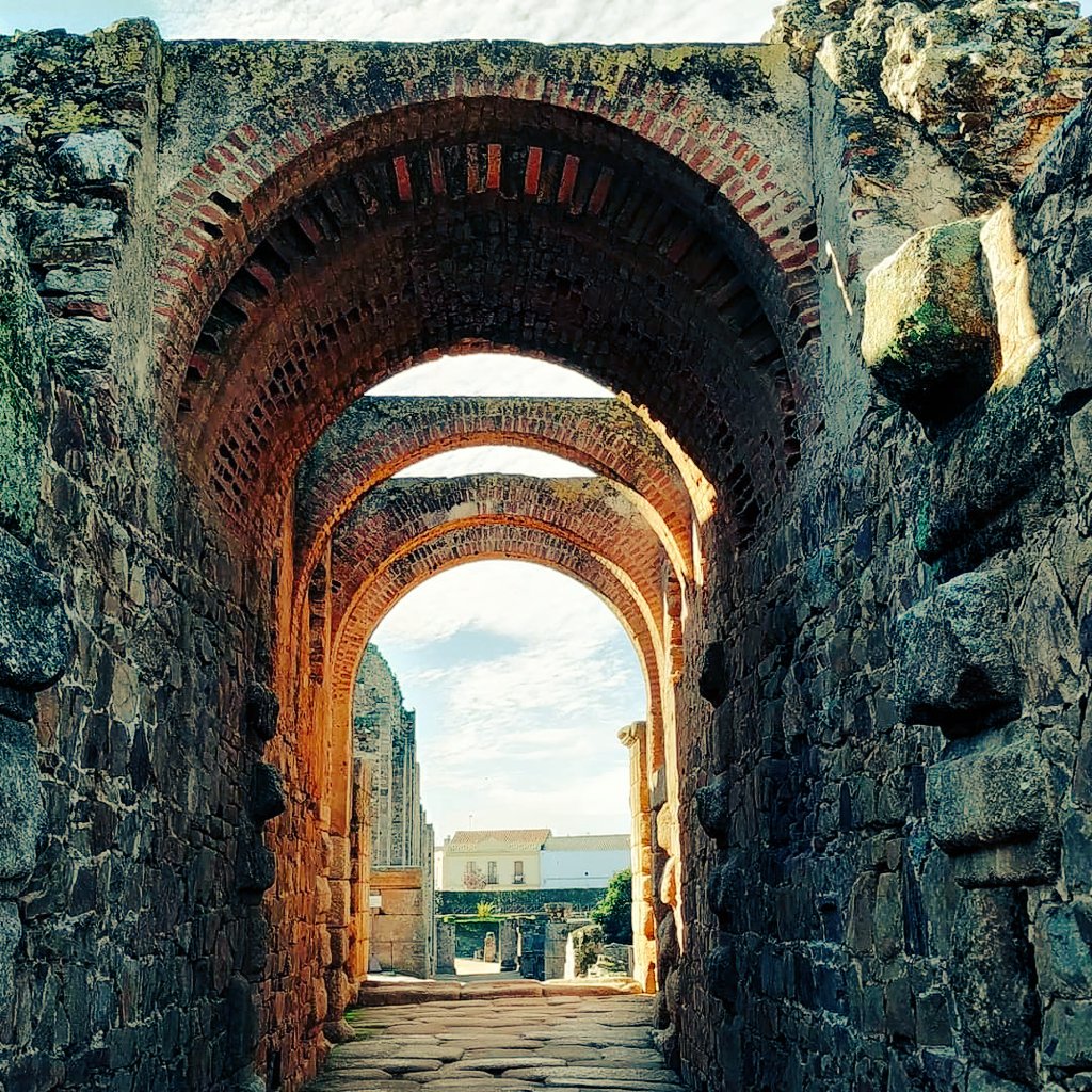 RinconesdMerida's tweet photo. Teatro y Anfiteatro Romanos de Mérida.
#MeridaMola #MeridaEnamora #MeridaMuchoQueVer https://t.co/K8paWTldT8