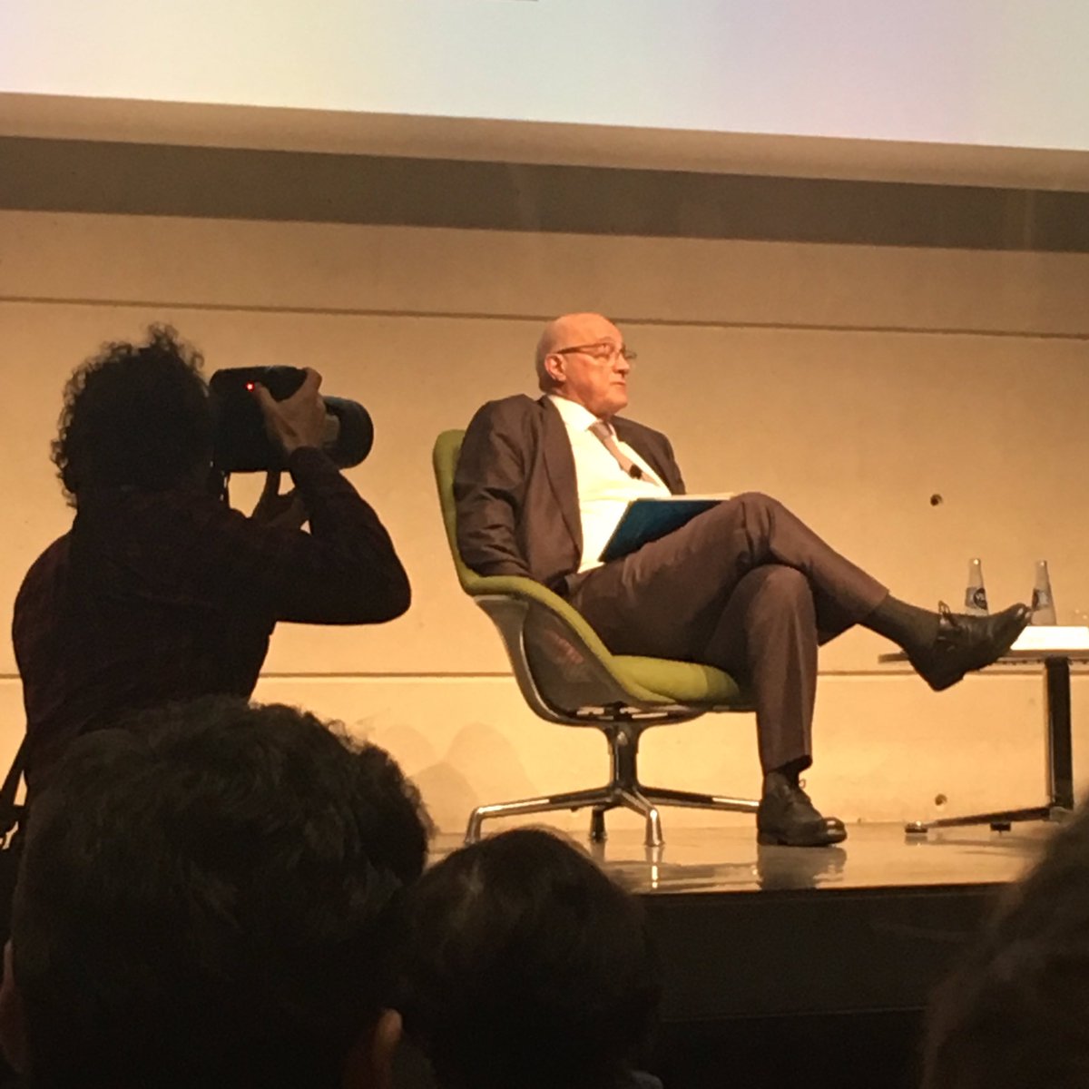 xavierbuch's tweet image. Banco Sabadell cotiza muy por debajo de su valor en libros. Su presidente lo acata a las #incertidumbres geopolíticas y sobretodo de los reguladores. Me gustaría haber escuchado más soluciones y algunos mensajes optimistas. Muy buena moderación por #bluecap #esadealumni