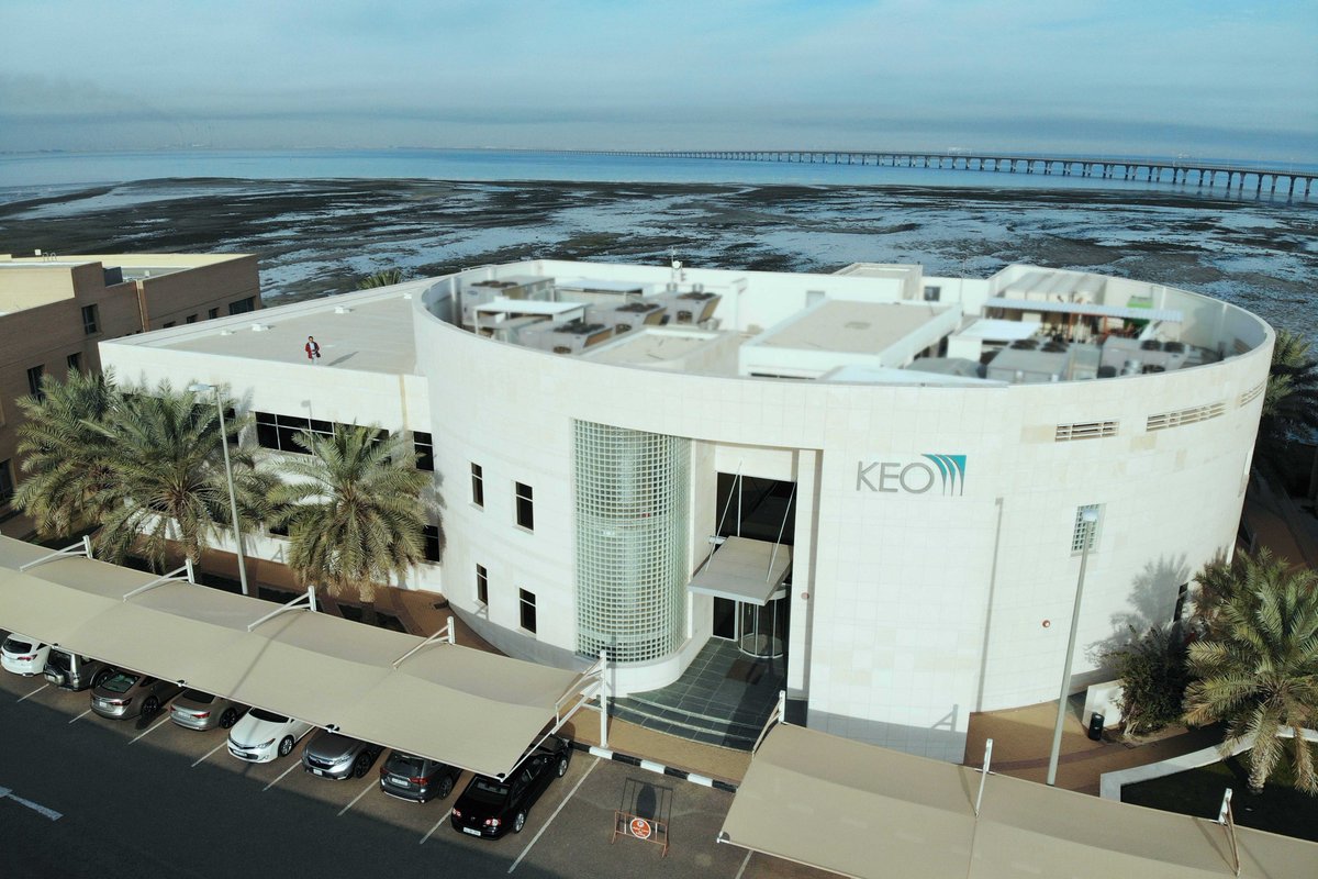 keo_group's tweet photo. Perfect harmony between the built and natural environment! KEO Architect Aldrin Marin captures some stunning images of KEO’s Headquarters in Kuwait in near proximity to vibrant flocks of migrating birds. #photography #nature #birds https://t.co/2jWEKCsrPB