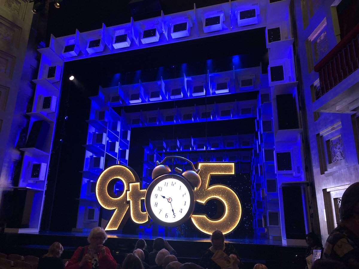 Take your sense of humour to the @SavoyTheatreLdn this year and relive a bit of 80s style #girlpower in @DollyParton ‘s @9to5themusical #lovedit #pourmyselfacupofambition 🎶 ⏰ 🙋🏼‍♀️🙋🏻‍♀️🙋🏻‍♀️