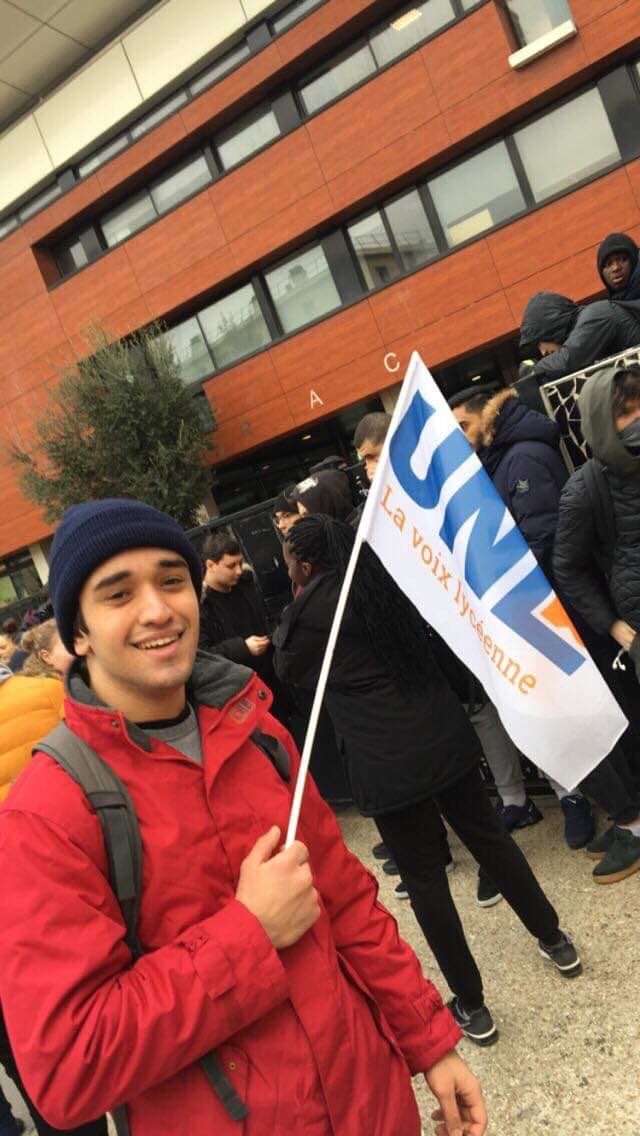 Cette grève générale est extraordinaire !
Jeunesse, travailleuses et travailleurs.. avec ou sans gilet jaune nous sommes toutes et tous dans la rue pour la #GreveGenerale5fevrier 

Macron, on arrive !
