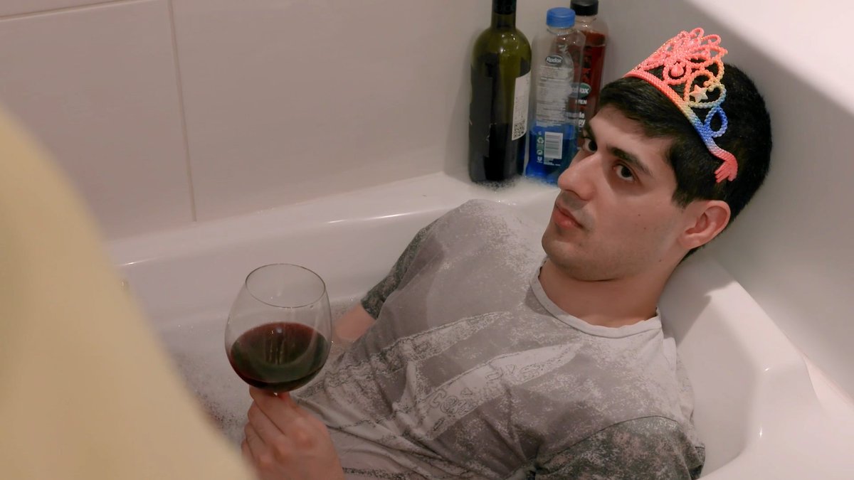 Get your tiaras ready and stock up on bath bubbles, TEN DAYS days until Relationshit's international online release! 🥳