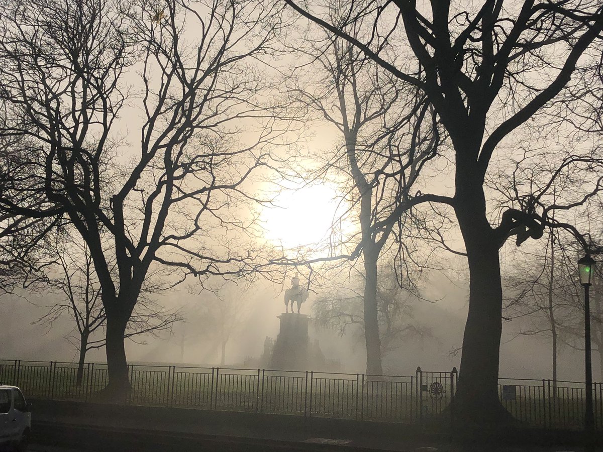 Good Morning Edinburgh! 🏴󠁧󠁢󠁳󠁣󠁴󠁿💜
.
.
#princealbert #edinburgh #charlottesquare #charlottesquareedinburgh #fog #beautiful #spring #Scotland