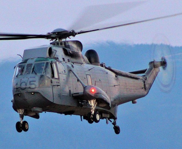 RealAceFox1's tweet photo. Final appearance at the @abbyairshow for the RCAF CH-124 Sea King helicopter before its retirement in 2018 after 55 years of service. Shot this in dim light after sunset at about 1/50 second.
@rcaf_arc #ch124 #seaking #sikorsky #sikorskyseaking #helicopt… https://t.co/BulwN0y29B https://t.co/fCUdDftbDS