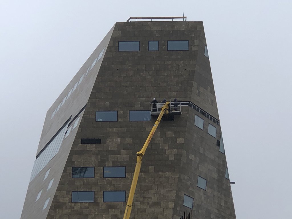 erikhogeboom's tweet photo. Het laatste stukje aan de buitenkant van het nieuwe  #groningerforum gaat nu ook echt dicht #groningen https://t.co/tGECpXoFRR