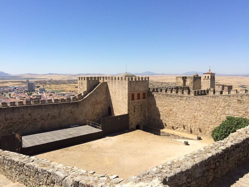 Castillo de #Trujillo.
Construido entre los siglos IX y XII.
Escenario de la serie #JuegodeTronos 
Una visita obligada si viajas a la localidad cacereña.
#turismo #viajar #Extremadura #descubreextremadura #turismodecine #JuegodeTronos