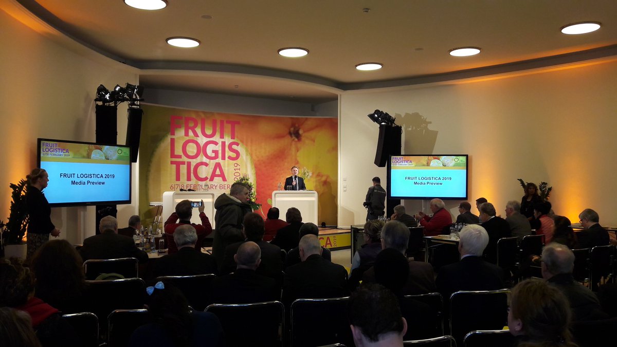 TDettenrieder's tweet photo. #FruitLog2019: @chrisfruitnet eröffnet die heutige @Fruit_Logistica Media Preview in Berlin. Gleich stellen meine Kollegen Rainer Münch und Alexander Pöhl von @OliverWyman die Ergebnisse des neuen #TrendReports vor! #Frische #OWRetail https://t.co/agpaqFccTL