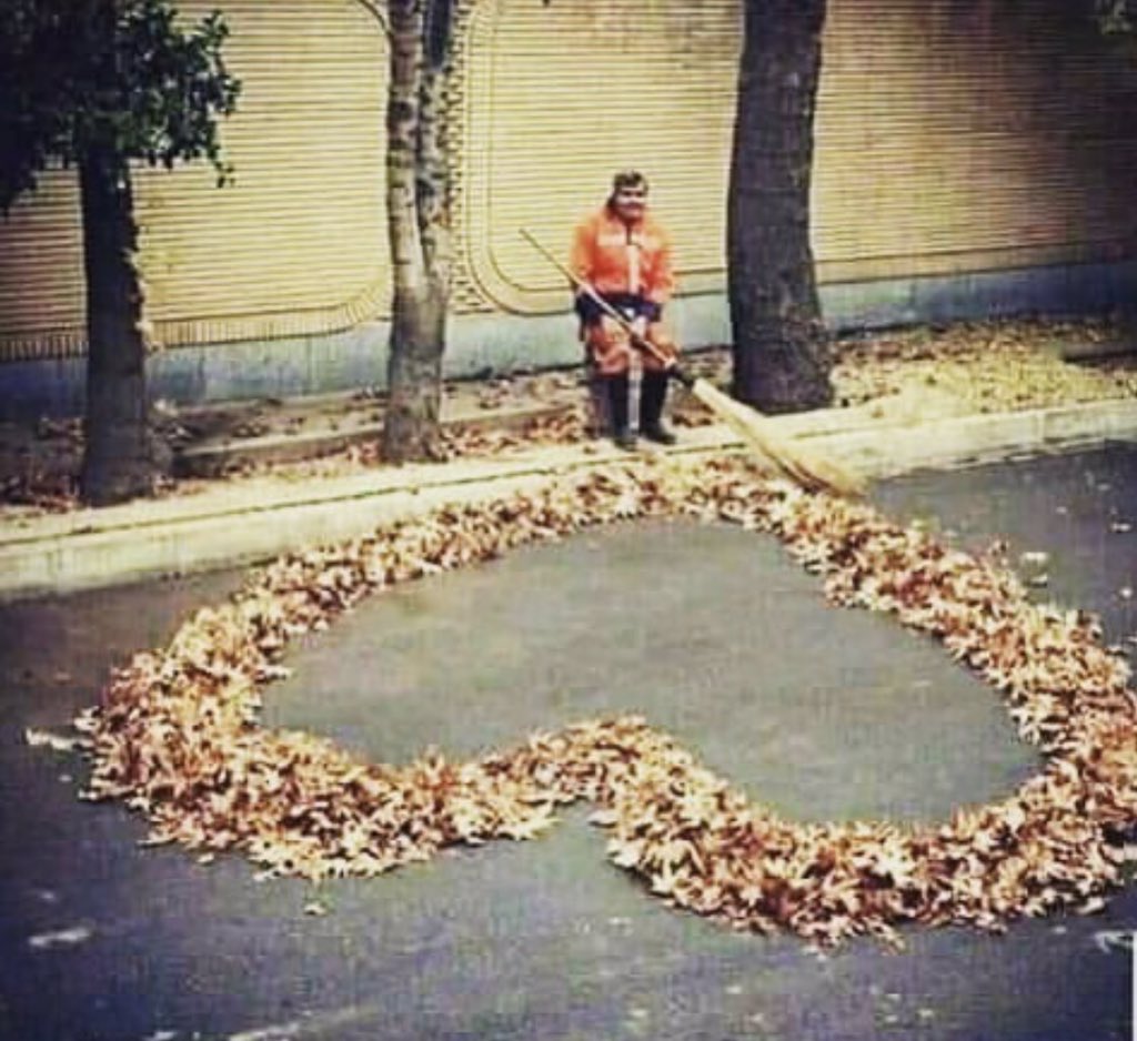 AhlamMostghanmi's tweet photo. " الفقير أصدق العشاق ؛ لأنّه لا يوجدُ ما يقدّمه من الإغراءات سوى قلبه ❤ " https://t.co/h7wkETNpNw