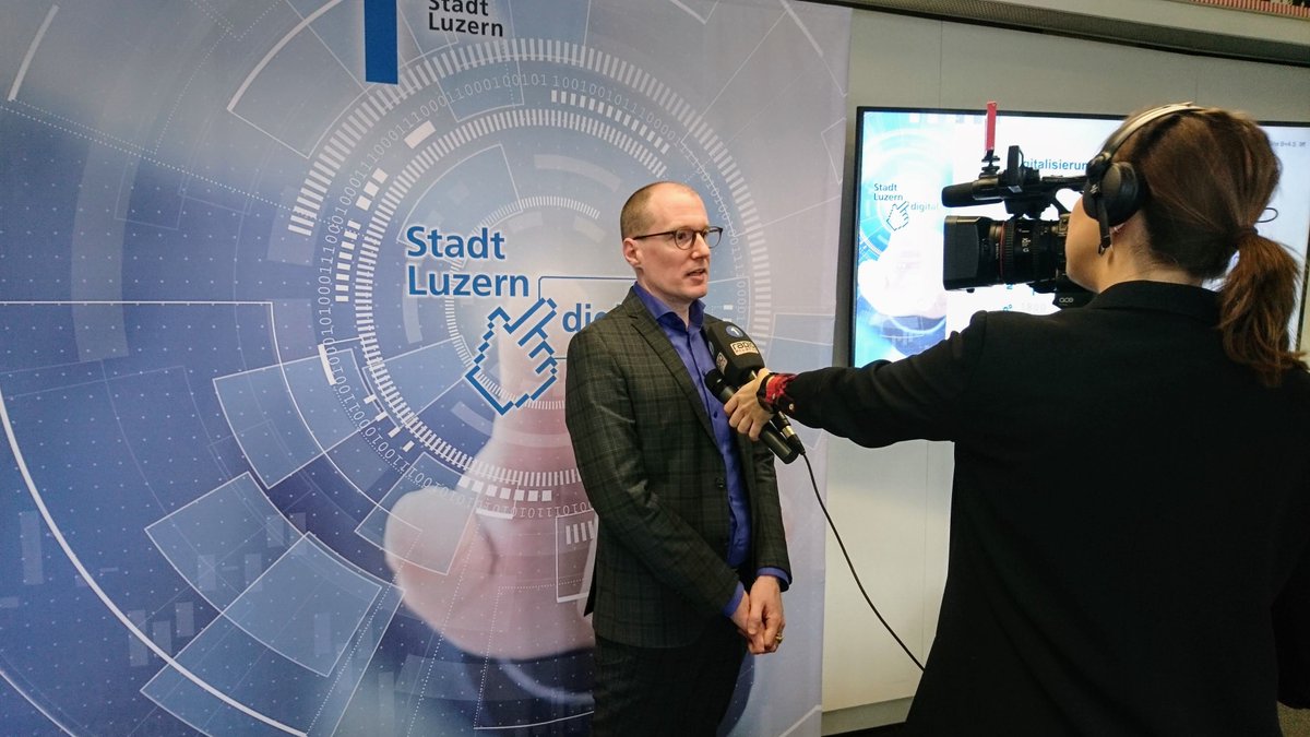 stadtluzern's tweet photo. Der Stadtrat will mit der #Digitalisierung vorwärts und Luzern in diesem Bereich wegweisend machen. Rund 14,4 Mio. Fr. sollen in den nächsten 10 Jahren für die digitale Entwicklung eingesetzt werden. https://t.co/khTTrlC256 Anbei Fotos der Medienorientierung: https://t.co/4ejQurw6QU