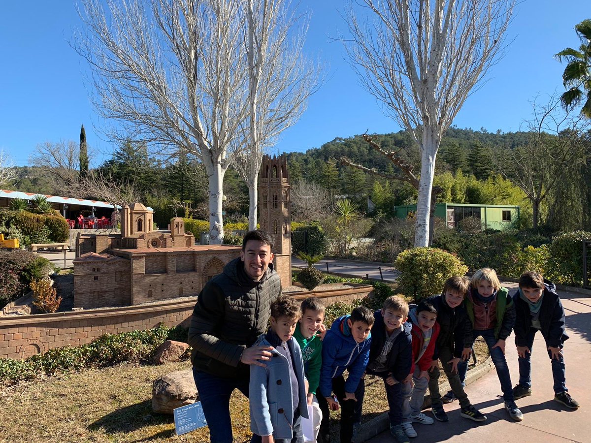 La_Farga's tweet photo. Els alumnes de tercer van anar de sortida cultural a @catenminiatura . Un bon recorregut per veure en primera persona les parts més emblemàtiques de #Catalunya #Aude #Learnbyliving https://t.co/IJPqNDpLov