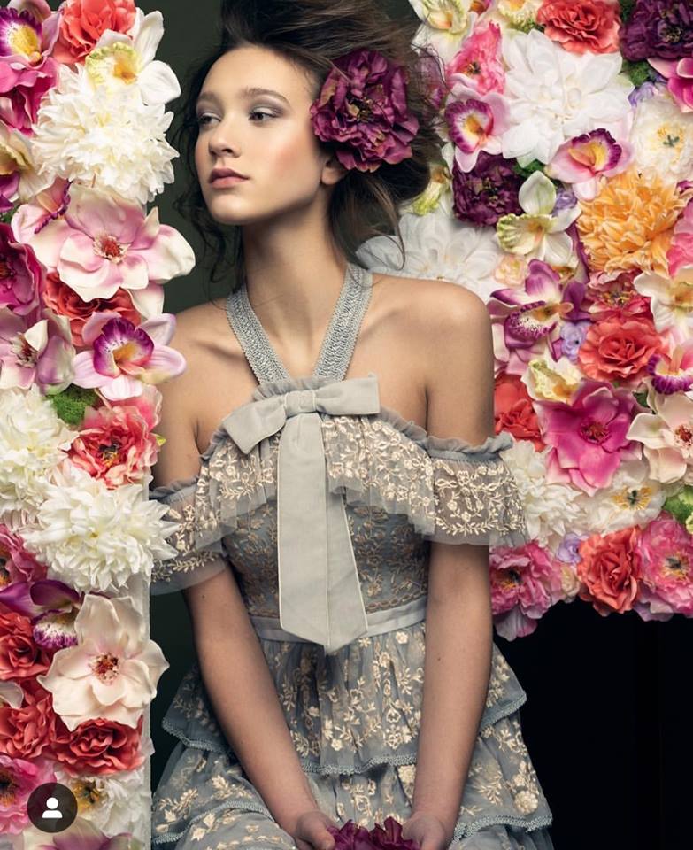 Via lnkd.in/diC4Zjw werden wij gewezen op deze schitterende foto met onze kunstbloemen. Kijk vooral eens op haar website voor meer inspiratie.  Zelf een mooi foto- of kunstproject? Op bit.ly/2qQE5AB kunt u ons uitgebreide assortiment vinden.