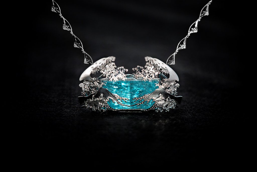 PATRIA Es el momento de “hacer” patria apoyando a nuestros diseñadores en la Feria Internacional Inhorgenta MUNICH, con votación abierta al público.

Los dos diseños españoles son: Cuatro estaciones de Jaime Moreno y La gran ola de Laura Márquez. En facebook tienes cómo se vota.