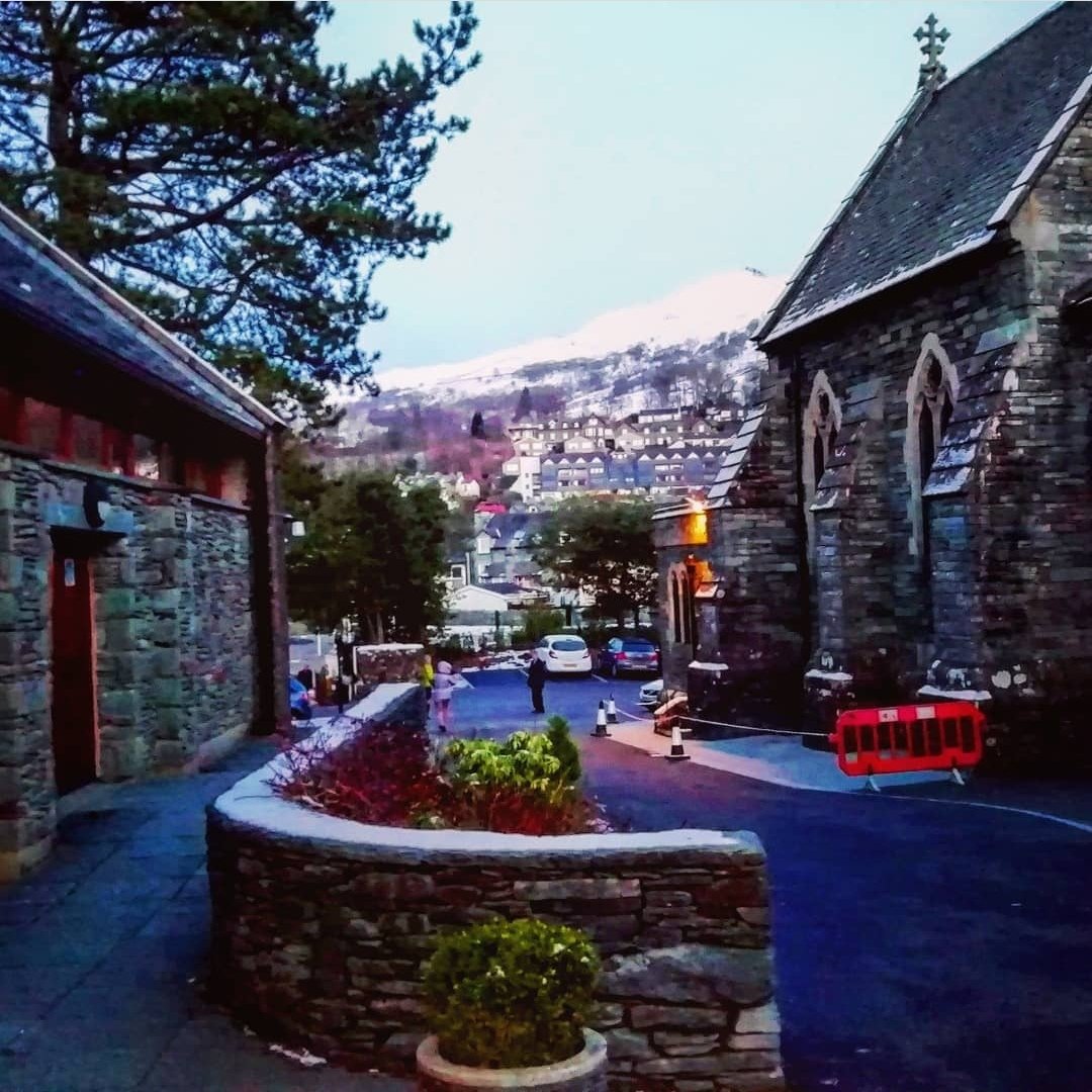 BloomsburyQ's tweet image. THANK YOU Renna &amp;amp; Patrons of @lakesmusic for inviting us! Pine trees in the breeze, stone facades &amp;amp; timber interiors of the buildings, snow-capped hills beyond... It all felt like an #Alpinedream ❤️❄️🌲🗻🎶🎻 #lakedistrict #ambleside #stringquartet #bloomsburyquartet #quartetlife